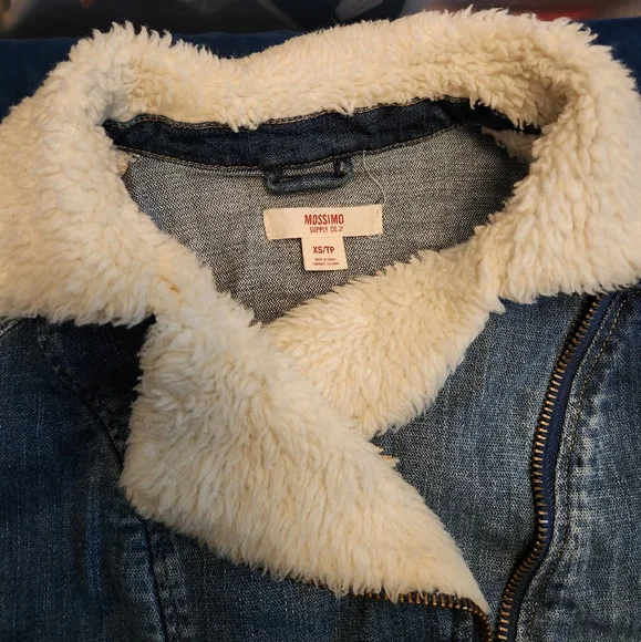 Jean jacket size xs with faux fur. - Picture 8 of 11